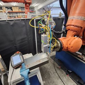 CORTE O SOLDADURA LÁSER con Raycus laser y Kuka robot